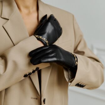 Damenhandschuhe mit Goldkette