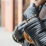 schwarze Damen-Öko-Lederhandschuhe mit goldenen Nieten