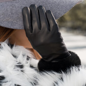 schwarze Handschuhe mit Fell